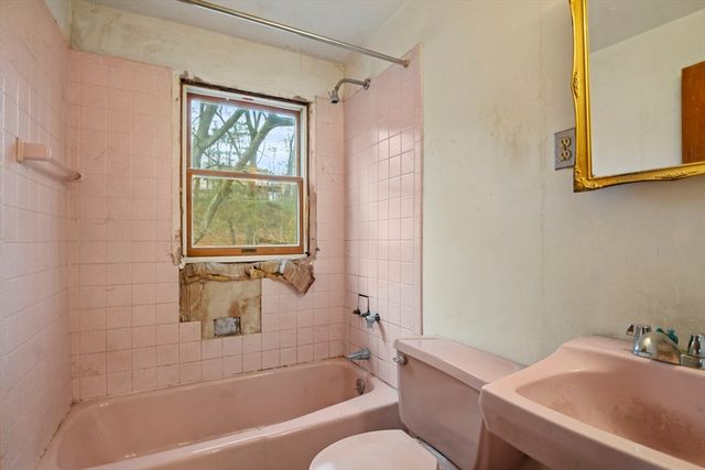 15 Crescent Rd, Woburn, MA 01801