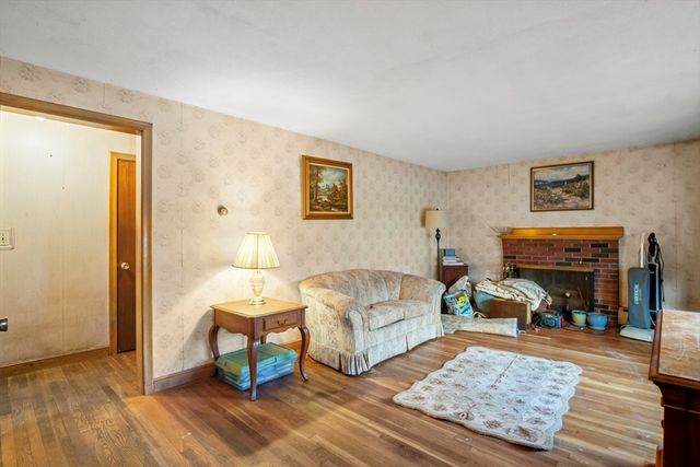 15 Crescent Rd, Woburn, MA 01801