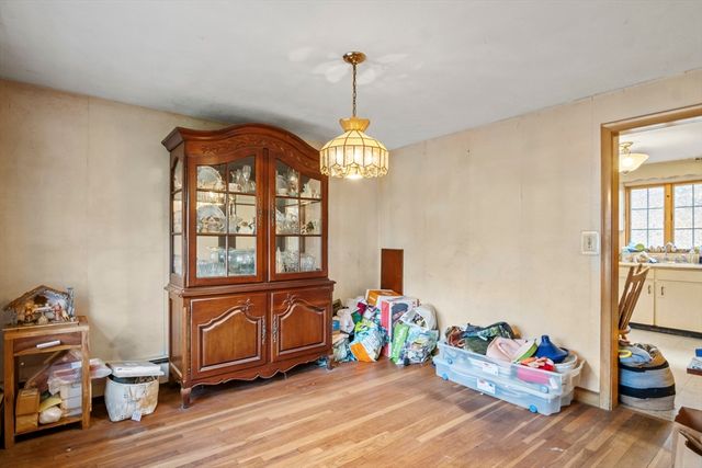 15 Crescent Rd, Woburn, MA 01801