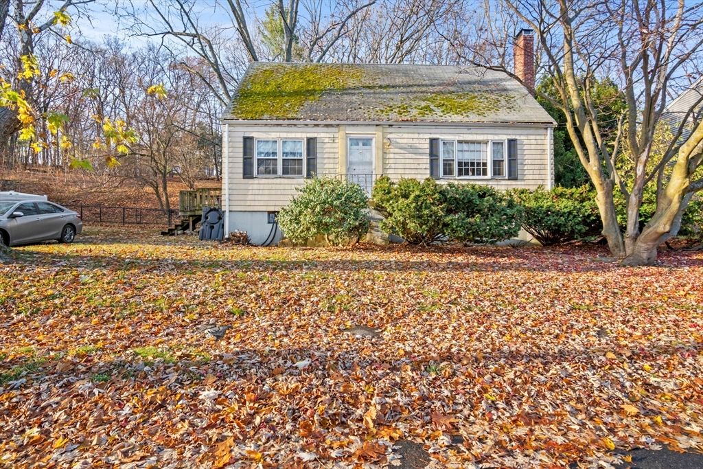15 Crescent Rd, Woburn, MA 01801