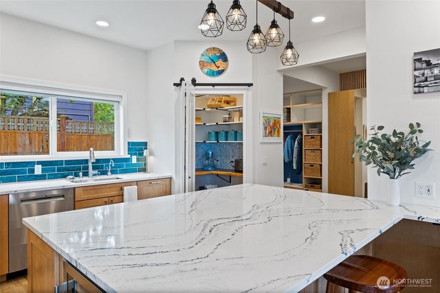 5822 E Green Lake Way N, Seattle, WA 98103