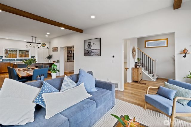 5822 E Green Lake Way N, Seattle, WA 98103