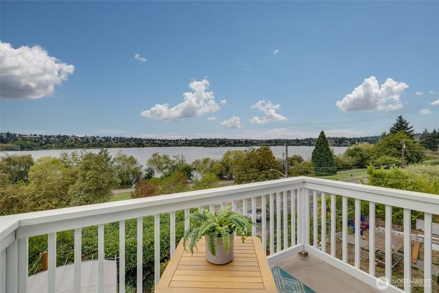 5822 E Green Lake Way N, Seattle, WA 98103