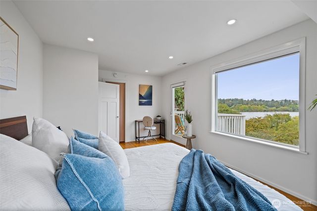 5822 E Green Lake Way N, Seattle, WA 98103