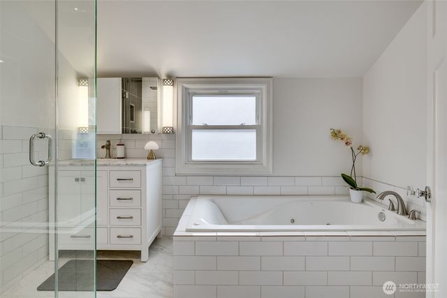 5822 E Green Lake Way N, Seattle, WA 98103