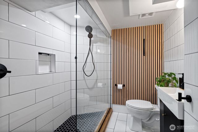 5822 E Green Lake Way N, Seattle, WA 98103