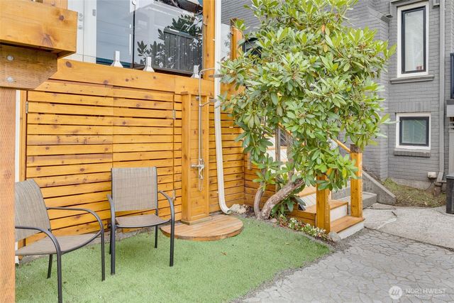 5822 E Green Lake Way N, Seattle, WA 98103