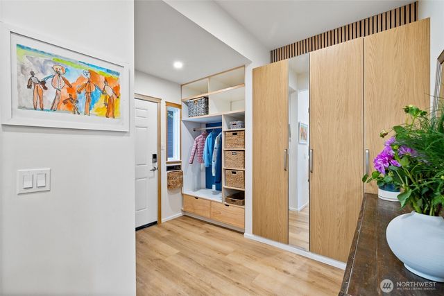 5822 E Green Lake Way N, Seattle, WA 98103