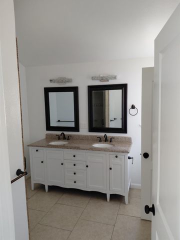 9567 N Barton Avenue, Fresno, CA 93720