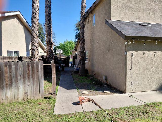 9567 N Barton Avenue, Fresno, CA 93720