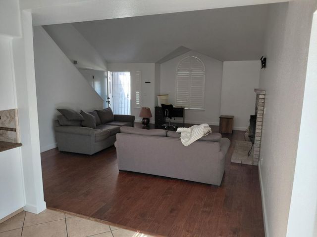 9567 N Barton Avenue, Fresno, CA 93720