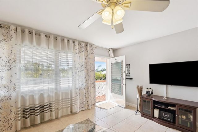 1050 SW 11th St 16L, Hallandale Beach, FL 33009