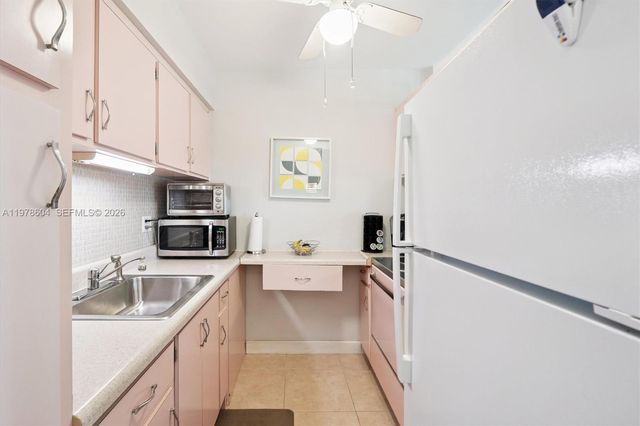 1050 SW 11th St 16L, Hallandale Beach, FL 33009