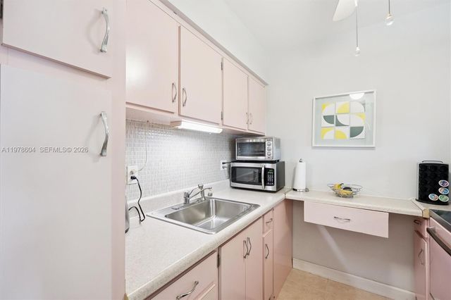 1050 SW 11th St 16L, Hallandale Beach, FL 33009