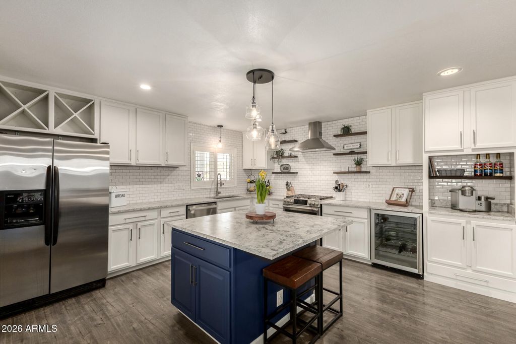 Image 10 of property listing at 1649 W LOMA Lane, Phoenix, AZ 85021