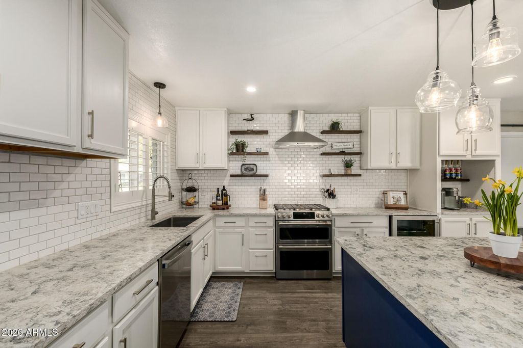 Image 11 of property listing at 1649 W LOMA Lane, Phoenix, AZ 85021