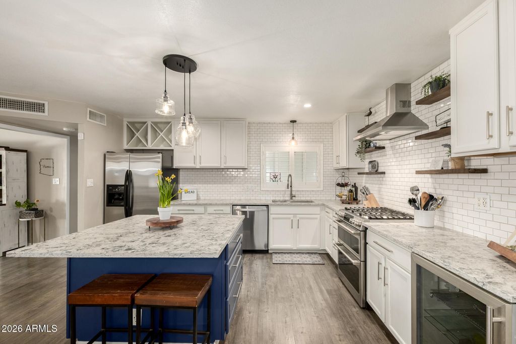 Image 12 of property listing at 1649 W LOMA Lane, Phoenix, AZ 85021