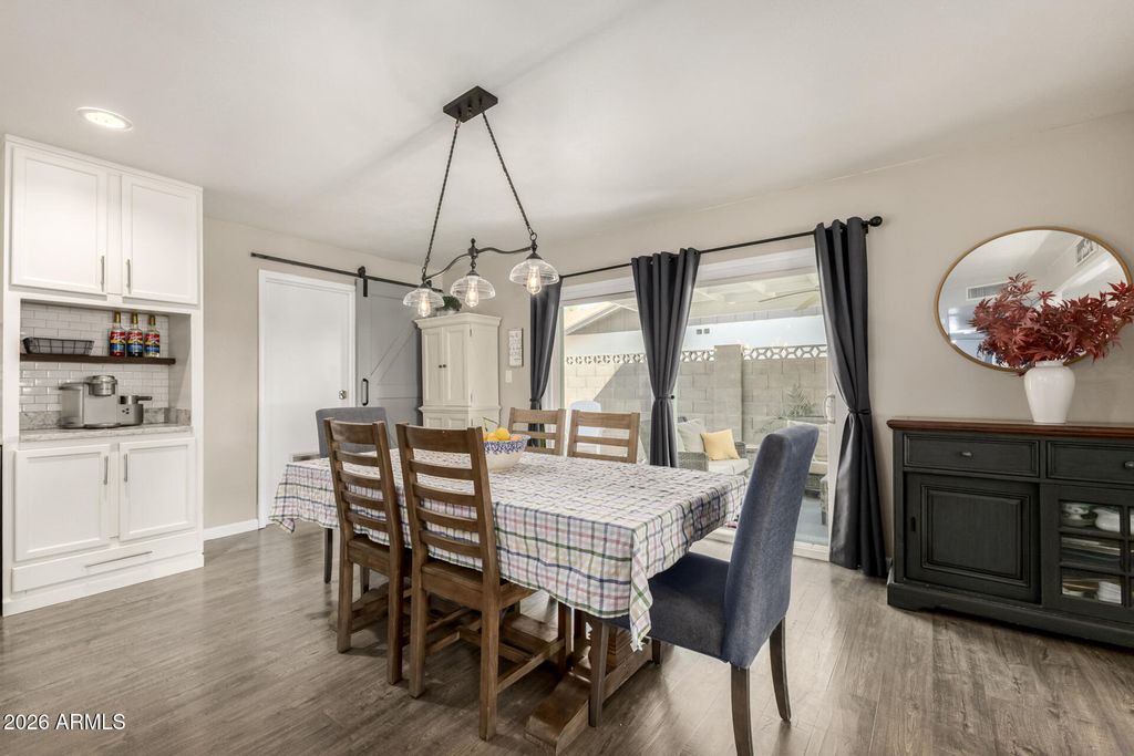 Image 13 of property listing at 1649 W LOMA Lane, Phoenix, AZ 85021