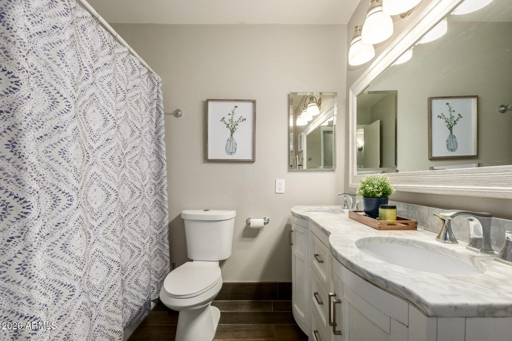 Image 22 of property listing at 1649 W LOMA Lane, Phoenix, AZ 85021