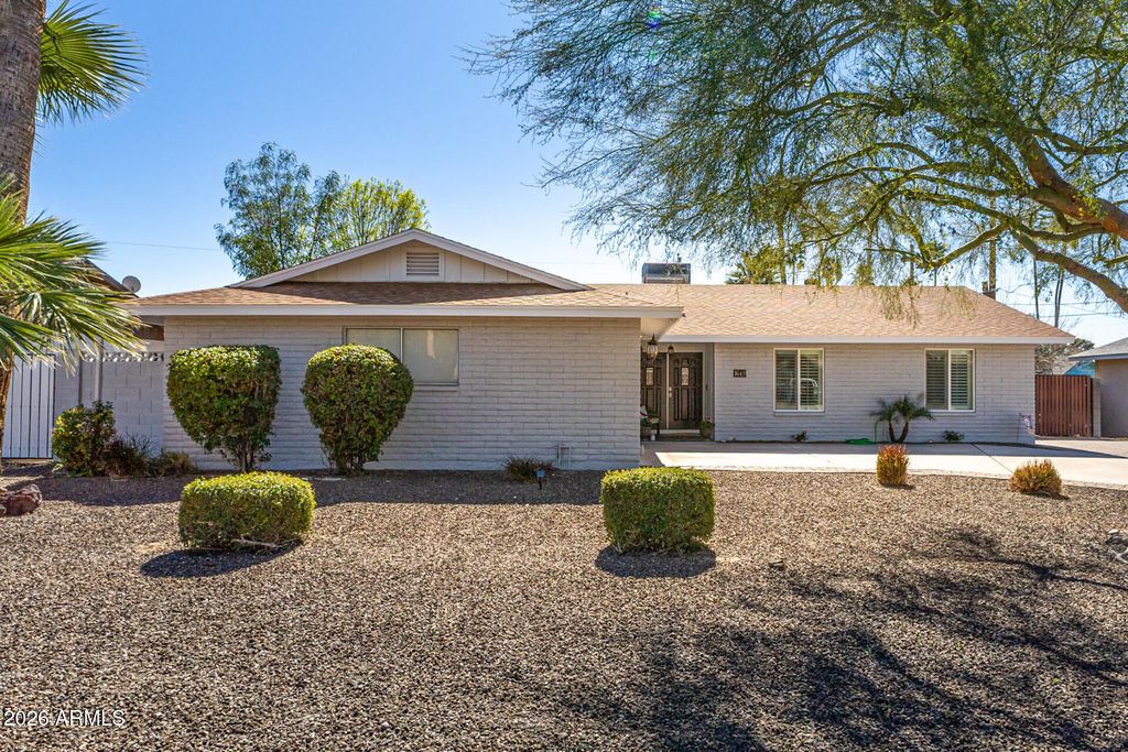 Image 3 of property listing at 1649 W LOMA Lane, Phoenix, AZ 85021