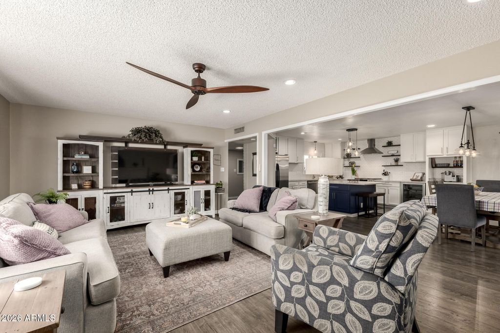 Image 5 of property listing at 1649 W LOMA Lane, Phoenix, AZ 85021