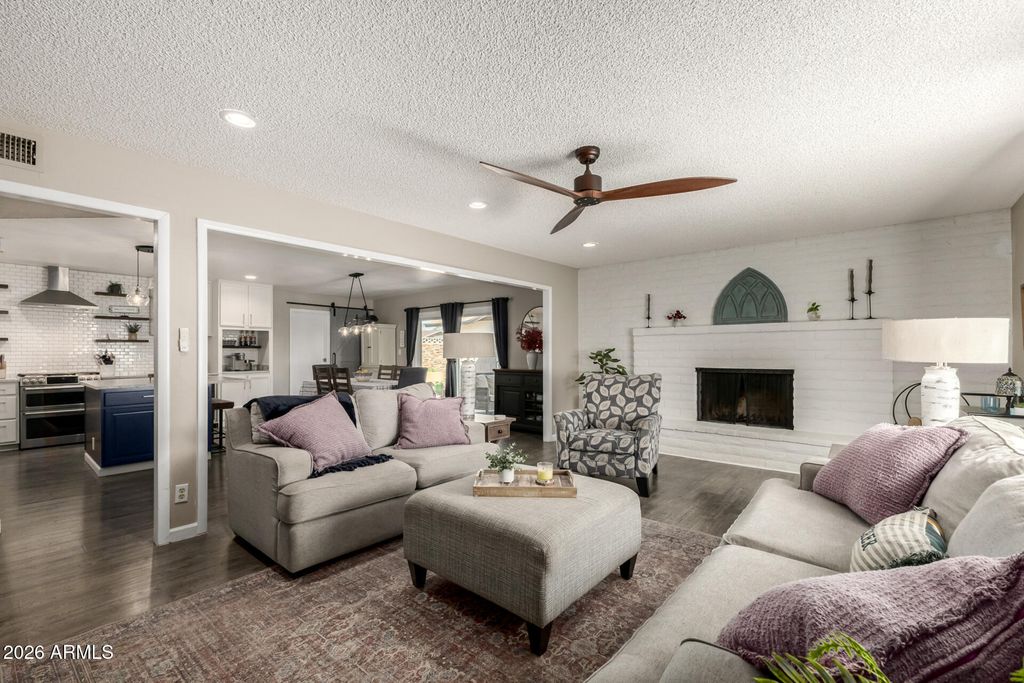 Image 7 of property listing at 1649 W LOMA Lane, Phoenix, AZ 85021