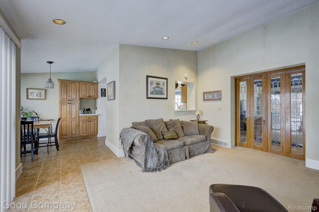 18930 Hillcrest Street, Beverly Hills Village, MI 48025