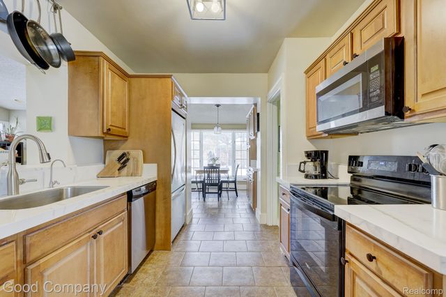 18930 Hillcrest Street, Beverly Hills Village, MI 48025