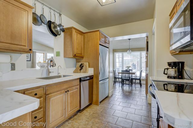 18930 Hillcrest Street, Beverly Hills Village, MI 48025