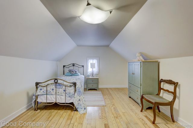 18930 Hillcrest Street, Beverly Hills Village, MI 48025