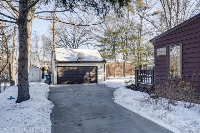 18930 Hillcrest Street, Beverly Hills Village, MI 48025