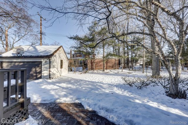 18930 Hillcrest Street, Beverly Hills Village, MI 48025