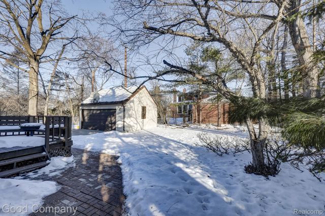 18930 Hillcrest Street, Beverly Hills Village, MI 48025