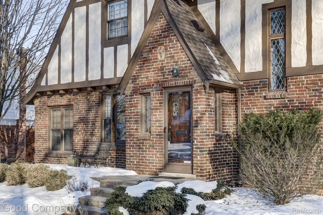 18930 Hillcrest Street, Beverly Hills Village, MI 48025