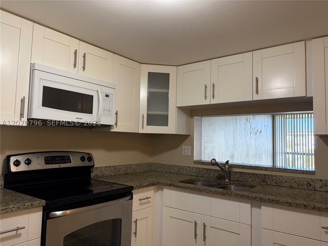 10865 SW 112th Ave 313, Miami, FL 33176