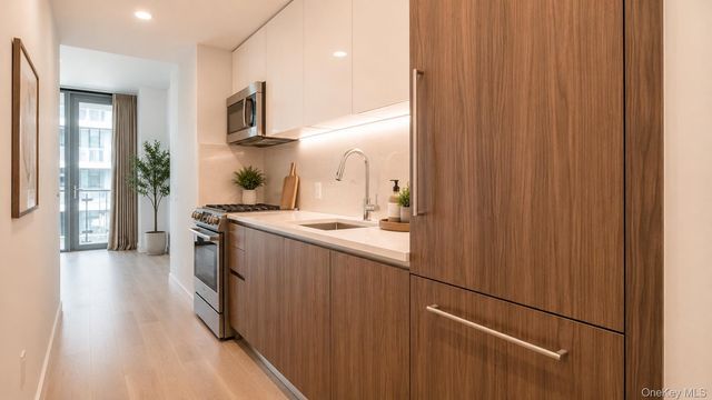 131-01 40th Road 9L, Flushing, NY 11354