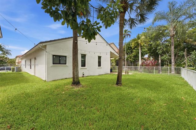 15645 SW 16th Ct, Pembroke Pines, FL 33027