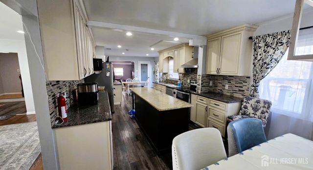 7 Stradford Road, Sayreville, NJ 08859