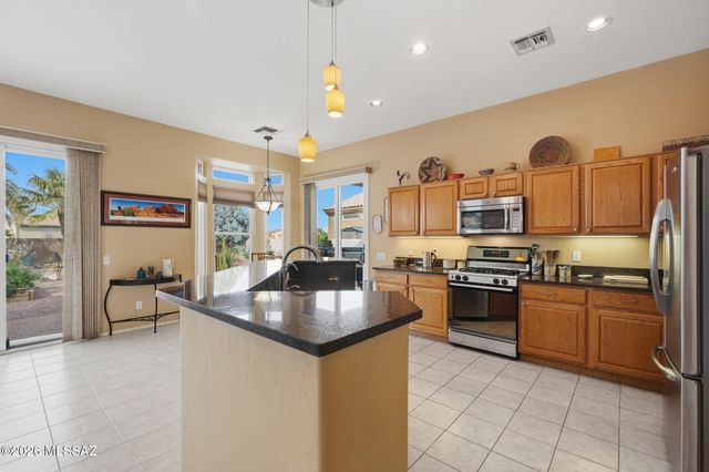 302 W Continental Vista Place, Green Valley, AZ 85614