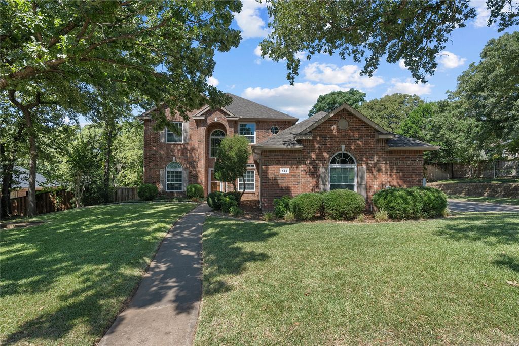725 Big Horn Trail, Crowley, TX 76036