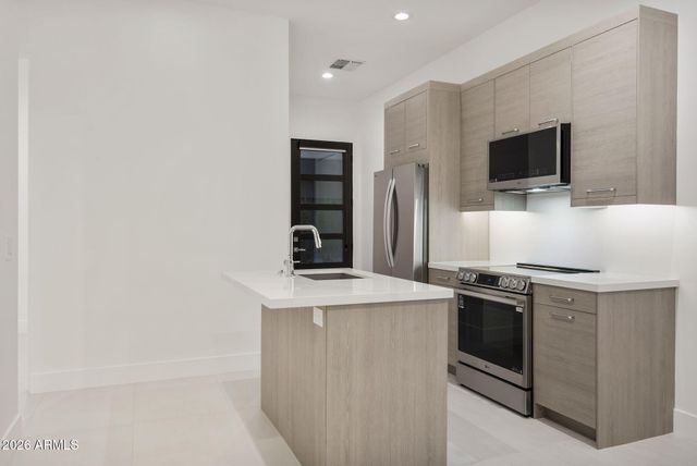 3035 E COOLIDGE Street, Phoenix, AZ 85016