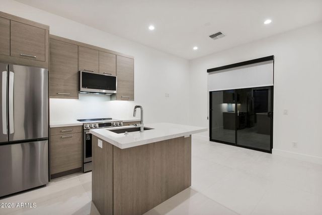 3035 E COOLIDGE Street, Phoenix, AZ 85016