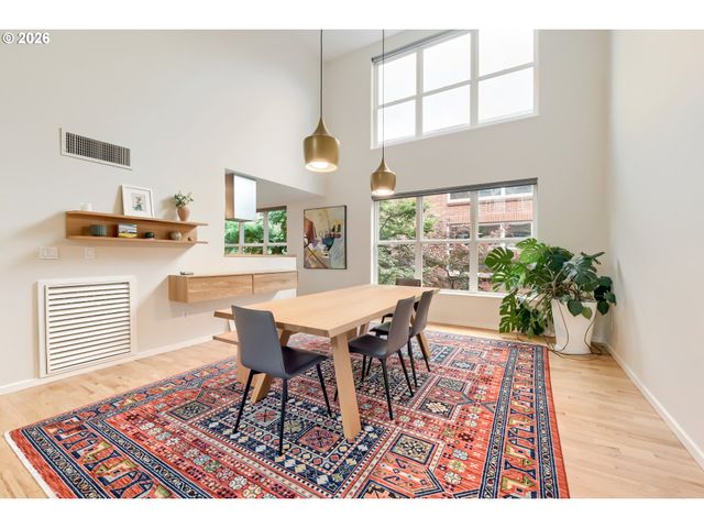 1009 Nw HOYT St 204, Portland, OR 97209
