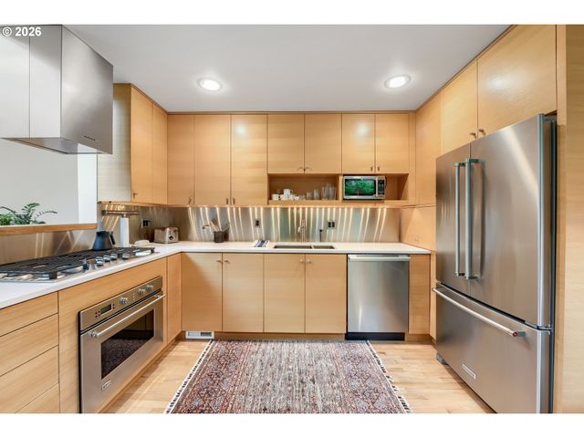 1009 Nw HOYT St 204, Portland, OR 97209