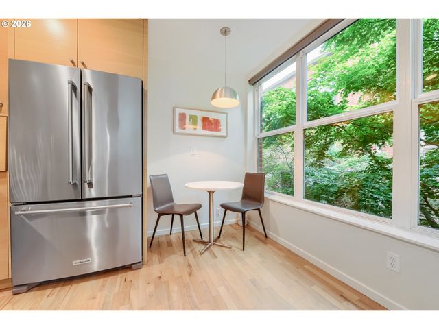 1009 Nw HOYT St 204, Portland, OR 97209