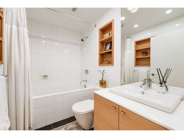 1009 Nw HOYT St 204, Portland, OR 97209
