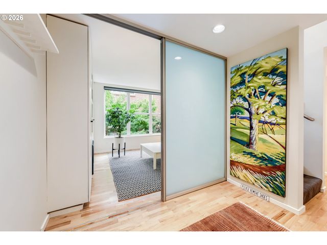 1009 Nw HOYT St 204, Portland, OR 97209