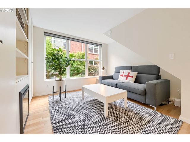 1009 Nw HOYT St 204, Portland, OR 97209
