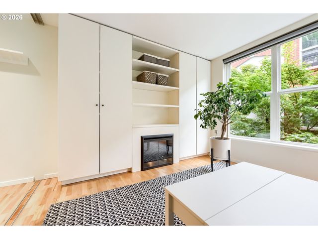 1009 Nw HOYT St 204, Portland, OR 97209