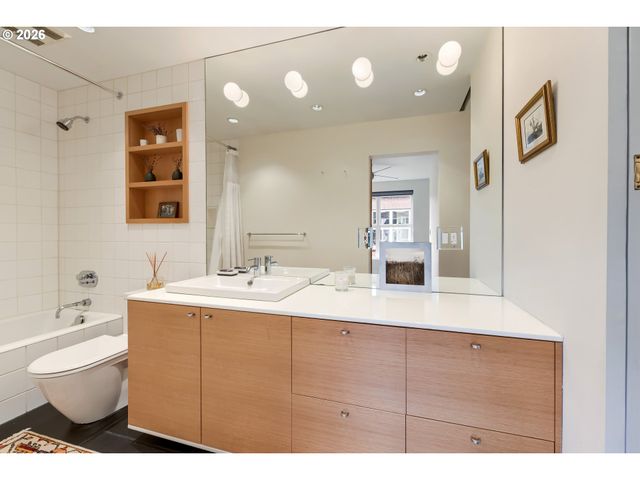 1009 Nw HOYT St 204, Portland, OR 97209